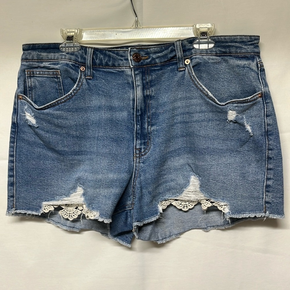Wild Fable High Rise Distressed Denim Shorts Women’s Size 16 Lace Hem Stretch